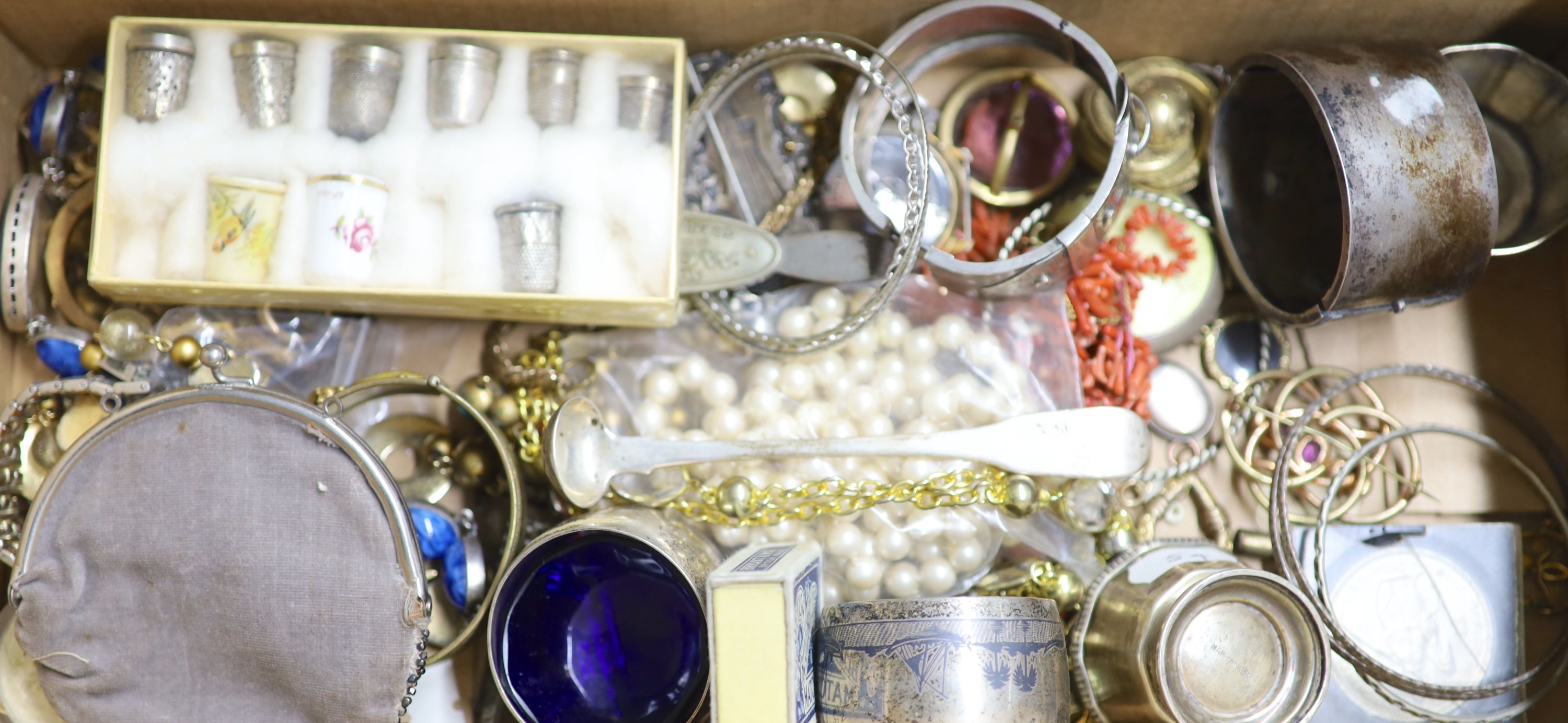 A mixed group of jewellery and other items, including two Victorian yellow metal brooches, a yellow metal overlaid mourning pendant etc